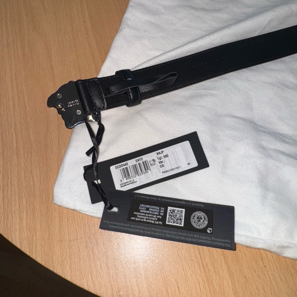 Black Leather Belt with Medusa Buckle - Picture 4 of 6